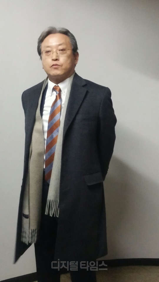2일 서울중앙지법에서 열린 롯데쇼핑 회계장부 열람등사 가처분 신청 2차 심리를 마친후 신 전 부회장 측 대리인인 김수창 변호사가 기자들의 질문에 답하고 있다.